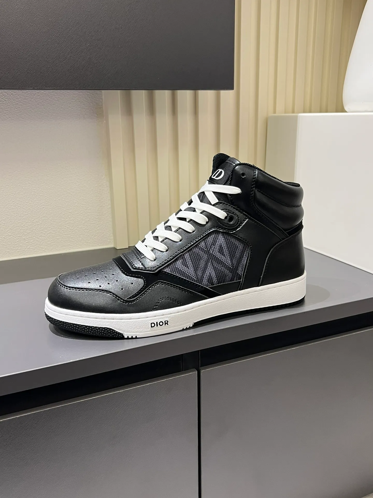 Men's shoes 💰p460 "Dio*" mid-top B27 casual sneakers. This B27 high-top sneaker is a new product in the series and continues Di*r's classic style. Crafted from gray and white smooth calf leather with beige and black Oblique print panels on the sides. The "CD Icon" shaped shoelace eyelets are clever and delicate, and the two-color rubber sole, rear collar and heel are all equipped with the brand's iconic details to enhance the style. Oblique printed straps at the ankle allow for an adjustable fit to complement the overall design. Fashionable and versatile, it can complement any look. Create an exquisite design with unique dynamic vitality and modern atmosphere, presented in low-top and high-top styles. This new must-have shoe adds a new dimension to Dior's archive heritage, embodying modern elegance. Purchase the original version and make it 1:1. If you need top quality, please come to me! Male 38-44!